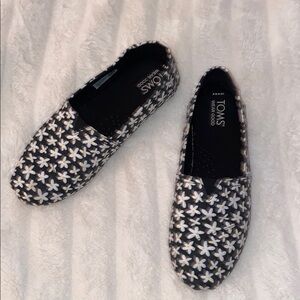 TOMS Alpargata Cloudbound Espadrilles Black and White Sun Daisies Flower 8.5 US
